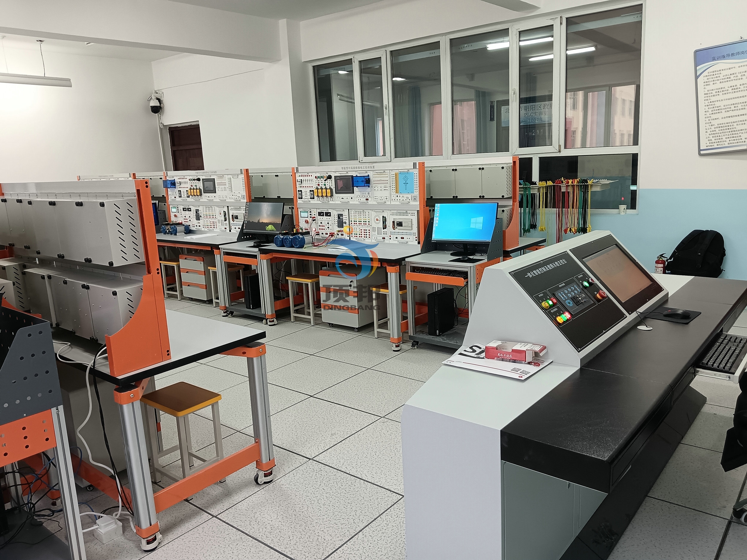 智能型中高級維修電工實(shí)訓(xùn)裝置