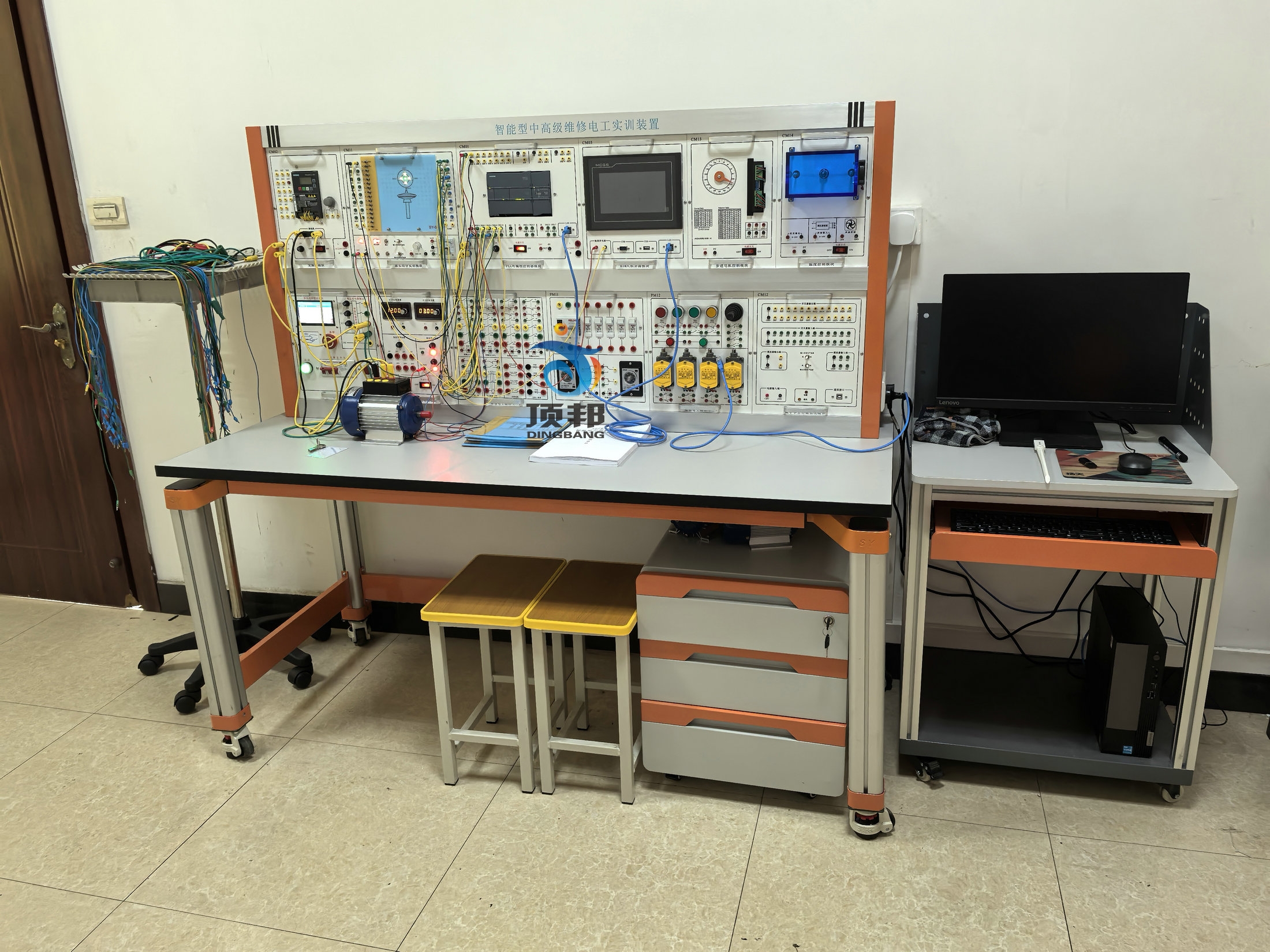 智能型中高級維修電工實(shí)訓(xùn)裝置